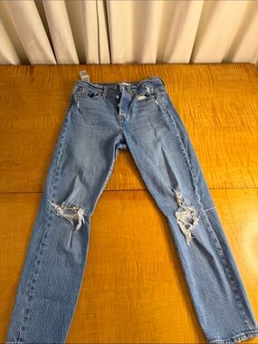 Levi's High-Rise Distressed Jeans - Light Blue wegie